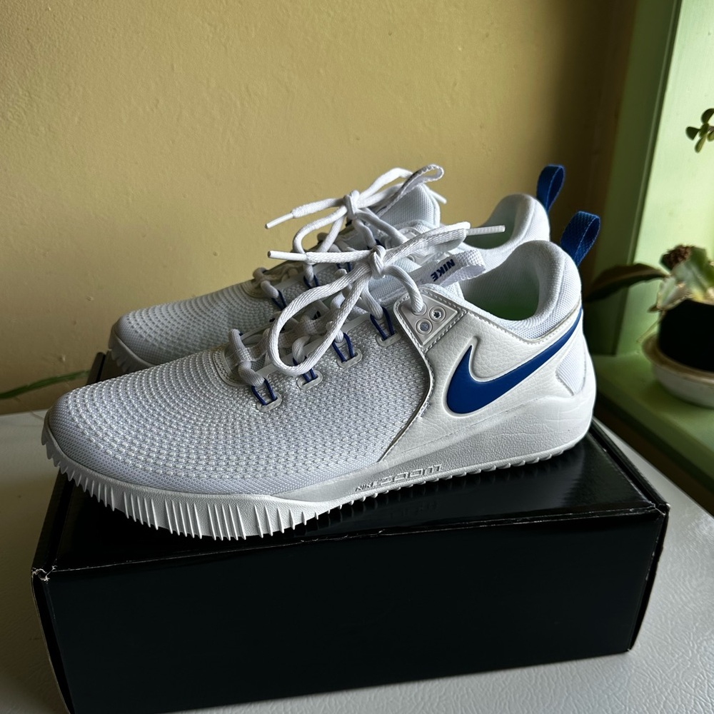 NWOT Women's Nike zoom hyperace 2 volleyball shoes